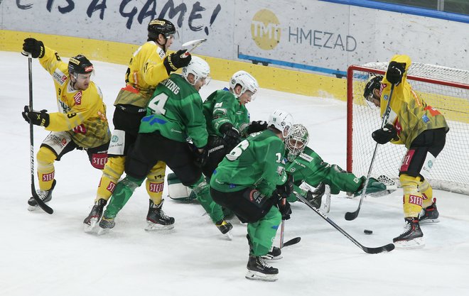 Olimpijini hokejisti so v dveh tivolskih večerih zapored ugnali najprej Vienno, nato pa še Bolzano.&nbsp;FOTO:&nbsp;Jože Suhadolnik/Delo
