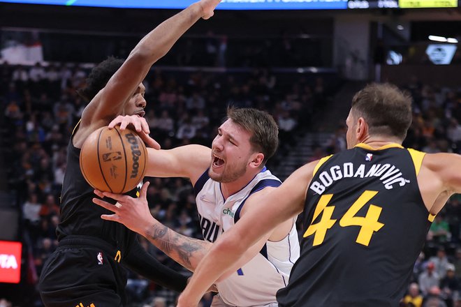 Prodor Luke Dončića&nbsp;pod prekrškom Trenta Forresta (levo) v prvi četrtini dvoboja v Vivint Areni v Salt Lake Cityju. FOTO: Rob Gray/USA Today Sports
