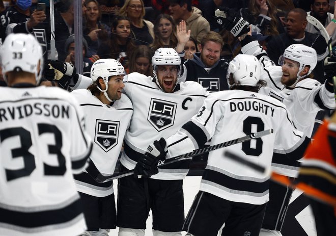 Anže Kopitar s soigralci proslavlja zadetek na petkovem večernem dvoboju v dvorani Honda Center. FOTO: Ronald Martinez/AFP
