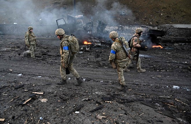 Vojaki na ulicah Kijeva. FOTO: Sergei Supinsky/AFP
