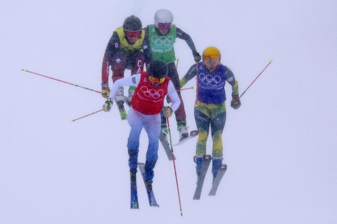 Finalni spopad v Zhangjiakouju: Švedinja Näslundova (v rdeči majici) se je okitila z zlatom,&nbsp;Kanadčanka Thompsonova s srebrom, bron pa je po uspešni pritožbi pripadel Švicarki&nbsp;Smithovi (v ozadju) in ne Nemki Maierjevi (skrajno desno).&nbsp;FOTO: Mike Blake/Reuters
