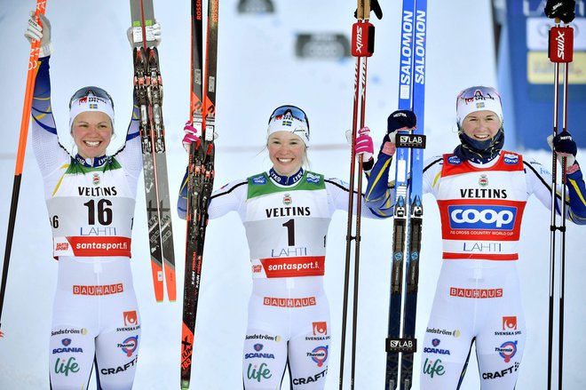 Švedinji Jonni Sundling sta družbo na zmagovalnem odru delali rojakinji&nbsp;Emma Ribom in Maja Dahlqvist. FOTO: Antti Yrjonen/AFP
