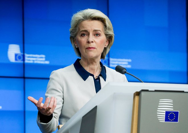 Predsednica Evropske komisije Ursula von der Leyen&nbsp;bo ukrepe, o katerih so se dogovorile zahodne zaveznice, predlagala članicam EU, da bi&nbsp;&raquo;okrepili odziv na rusko invazijo na Ukrajino in ohromili Putinovo zmožnost financiranja svojega vojnega stroja&laquo;. FOTO:&nbsp;Olivier Hoslet/AFP
