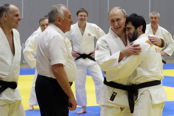 Vladimir Putin med treningom ruske judoistične reprezentance v Sočiju leta 2019. FOTO: Mikhail Klimentyev/AFP
