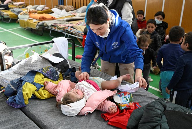 Ljudje so v zakloniščih. FOTO: Radovan Stoklasa/Reuters
