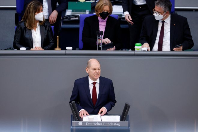 Nemški kancler Olaf Scholz med današnjo izredno sejo nemškega parlamenta. Foto: REUTERS/Michele Tantussi
