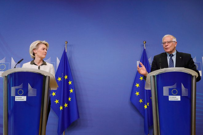Predsednica Evropske komisije Ursula von der Leyen&nbsp;in&nbsp;zunanjepolitični predstavnik EU Josep Borrell na današnji predstavitvi novih sankcij proti Rusiji v Bruslju. FOTO:&nbsp;Pool Reuters

