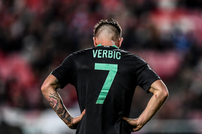 Dynamo&#39;s Slovenian midfielder Benjamin Verbic looks downwards during the UEFA Champions League first round group E football match between SL Benfica and Dynamo Kiev at the Luz stadium in Lisbon on December 8, 2021. (Photo by PATRICIA DE MELO MOREIRA/AFP) Foto Patricia De Melo Moreira Afp
