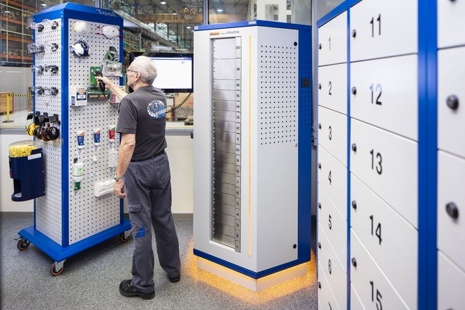 Izdajanje osebne zaščitne opreme z avtomatiziranimi napravami omogoča zanesljivo oskrbo 24 ur na dan. FOTO: Hoffmann Group
