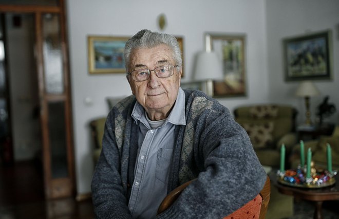 Oče slovenskega Kažipota 55+ je dr. Jože Gričar, zaslužni profesor Univerze v Mariboru in promotor e-izobraževanja seniorjev za aktivno staranje. FOTO: Blaž Samec/Delo
