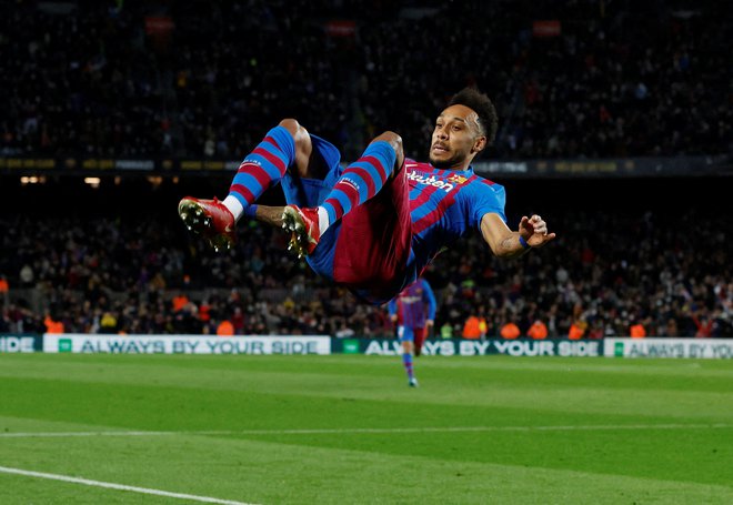 Na Camp Nou se veselijo strelskega izbruha Gabonca Pierra-Emericka Aubameyanga. FOTO: Albert Gea/Reuters
