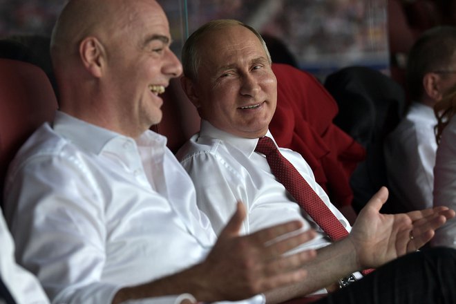 Predsednik Svetovne nogometne zveze Gianni Infantino nima&nbsp; razlogov za nasmeh, njegov prijatelj Vladimir Putin ga je spravil v nehvaležen položaj. FOTO: Aleksej Nikolski/AFP
