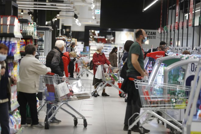 Slovenci smo lani močno povečali nakupe in domačo potrošnjo ter rekordno dvignili BP, na drugi strani smo priča vse večjim podražitvam in visoki inflaciji. FOTO: Leon Vidic/Delo
