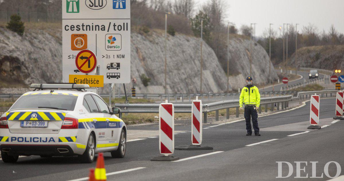 Autobus e furgoni che trasportano profughi passano attraverso la Slovenia