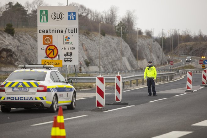 Mejni prehod Fernetiči &ndash; medtem ko so med epidemijo covida-19 tu patruljirali slovenski policisti, po izbruhu vojne v Ukrajini mejni nadzor izvajajo italijanski varnostni organi. FOTO: Voranc Vogel/Delo
