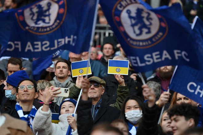 Navijači Chelseaja so v skrbeh za prihodnost kluba. FOTO: Glyn Kirk/AFP
