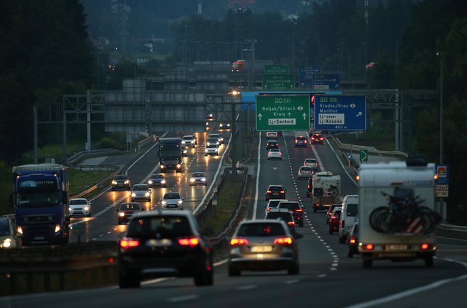 Povečan promet na ljubljanski obvoznici in avtocestah. FOTO: Jure Eržen/Delo
