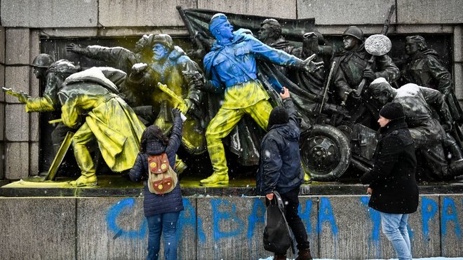 V Sofiji so spomenik ruskim vojakom odeli v ukrajinske nacionalne barve. FOTO: AFP
