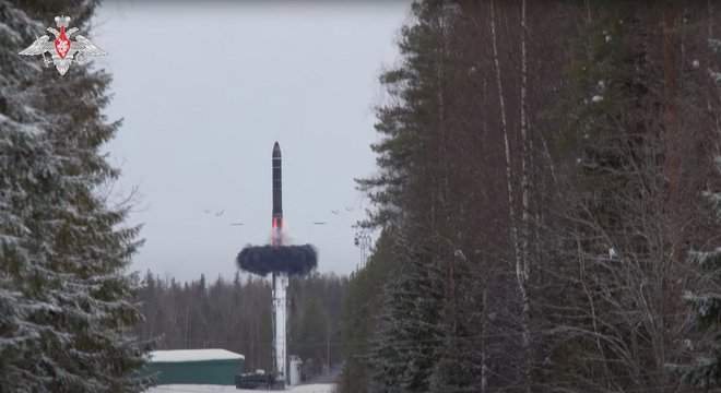 Teden dni pred začetkom napada na Ukrajino je Rusija na vojaških vajah preizkusila tudi medcelinske balistične rakete. Foto: Reuters
