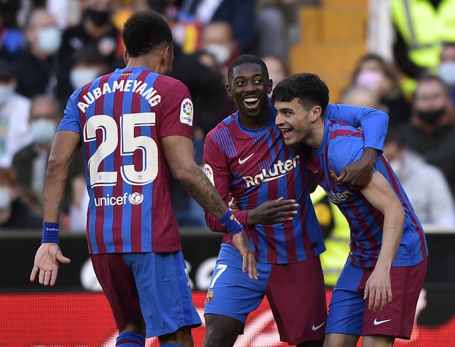 Pedri (skrajno desno) je na obračunu z Athleticom blestel po celotnem igrišču, &raquo;odpadnik&laquo; Ousmane Dembele (v sredini) pa na bokih, od koder je zabil prekrasen gol in podelil še kar dve asistenci. FOTO: Pablo Morano/Reuters
