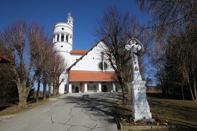 Domačini Plečnikovi cerkvi v Bogojini vzneseno pravijo bela golobica, čeprav so včasih nekateri valjasti zvonik primerjali s kadjo za kisanje zelja. FOTO: Jože Pojbič

