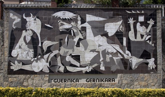 Picassova Guernica je večna prispodoba vojnega nasilja. FOTO: Wikimedia
