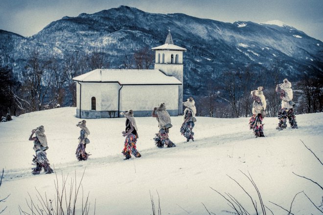 Ravenski pust, pustna šega v Drežniških Ravnah, Magozdu in Jezercih, je razglašen tudi za nesnovni kulturni spomenik državnega pomena. FOTO: Voranc Vogel
