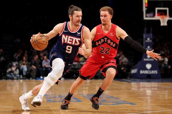 Goran Dragić prodira ob Malachiju&nbsp;Flynnu&nbsp;v Barclays Centru. FOTO:&nbsp;Brad Penner/USA Today Sports
