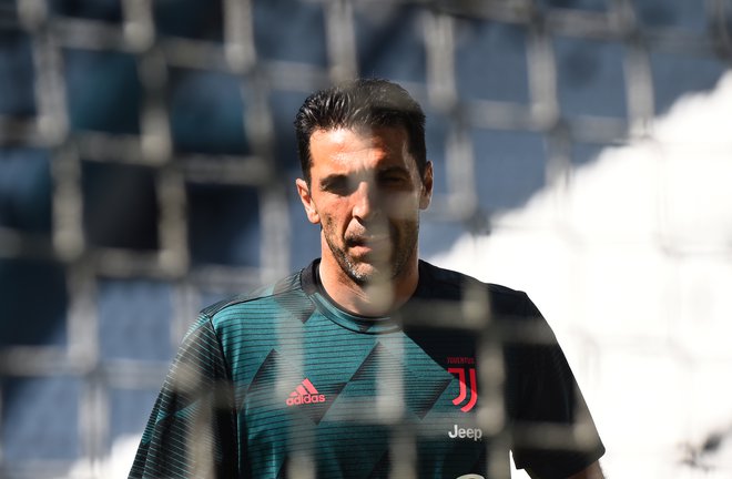 Gianluigi Buffon je najdlje nosil dres Juventusa, sezono je preživel tudi v vrstah Paris Saint-Germaina. FOTO: Massimo Pinca/Reuters
