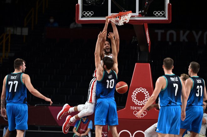 Rudy Gobert zabija ob Miku Tobeyju med obračunom polfinala olimpijskih iger. FOTO:&nbsp;Aris Messinis/AFP
