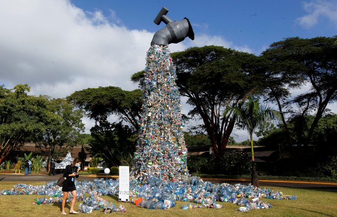 Pred sedežem petega zasedanja skupščine Združenih narodov za okolje (UNEA) v Nairobiju je postavljena 30 metrska skulptura, ki jo je kanadski aktivist in umetnik Benjamin von Wong v celoti ustvaril iz plastičnih odpadkov, zbranih v revnih četrtih Nairobija. Foto: Monicah Mwangi/Reuters

&nbsp;
