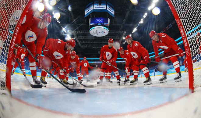 Ruski hokejisti, ki so tudi tokrat nastopali pod zastavo domačega olimpijskega komiteja, med letošnjimi ZOI v Pekingu. FOTO:&nbsp;David W Cerny/Reuters
