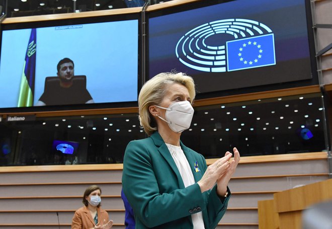 Ursula von der Leyen je v evropskem parlamentu zatrjevala, da sta si EU in Ukrajina bliže kot kadarkoli prej. Foto John Thys/AFP
