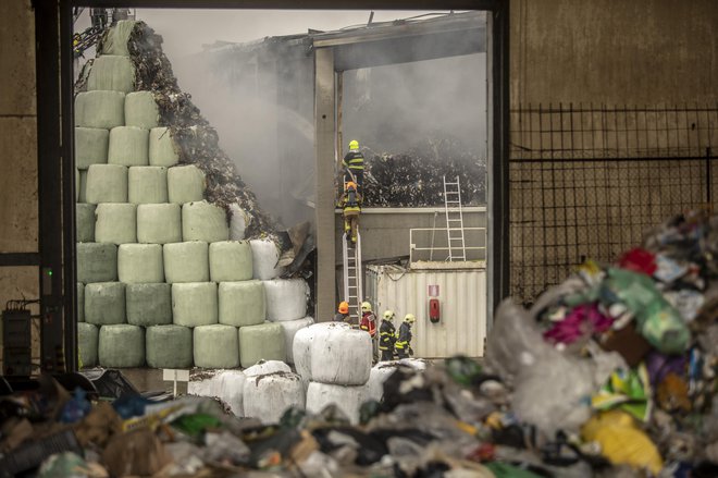 Je strah, da bodo odpadki, nastali pri sanaciji onesnaženih območij, brez nadzora Evropske komisije izgubili status odpadka in še naprej škodovali zdravju, upravičen? FOTO: Voranc Vogel
