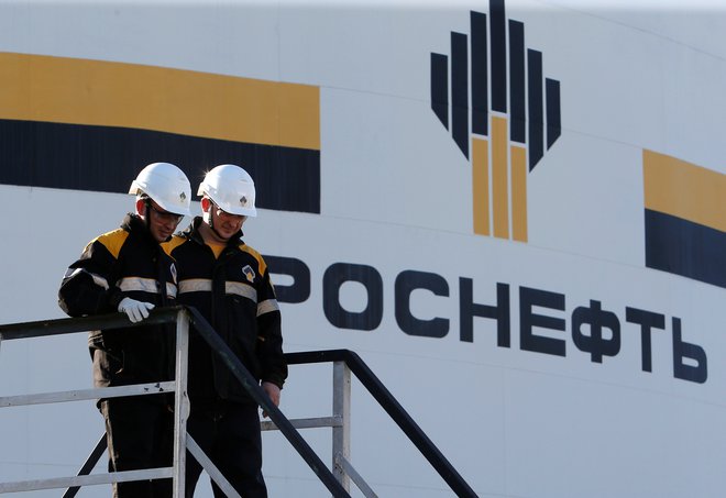 Rusija je pred leti omejila deleže, ki jih lahko imajo tuji vlagatelji v ruskih naftnih podjetjih, zdaj jim poskuša preprečiti beg iz naložb. FOTO Reurters
