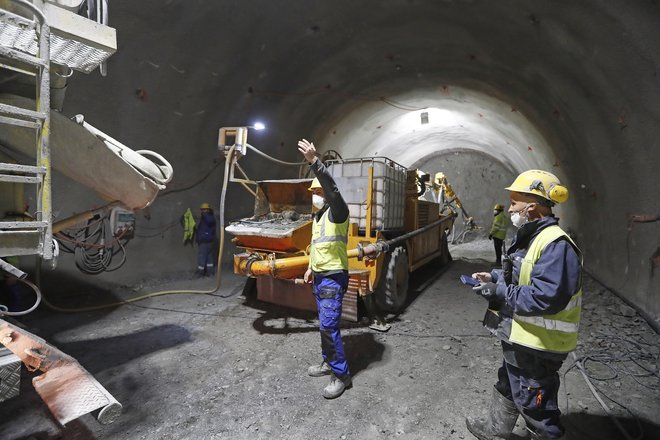 Dela na drugem tiru tečejo s polno paro, zaostanke odpravljajo. Zdaj se zatika pri dobavi komunikacijskih naprav. Foto Leon Vidic
