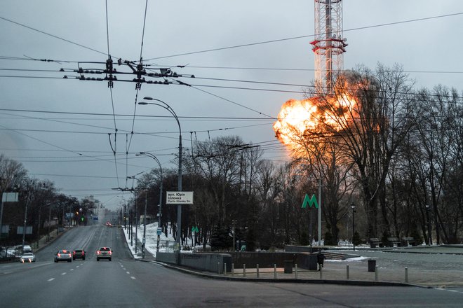 Številni prebivalci Kijeva so z lastnimi očmi videli, kako so v visoki televizijski stolp nad mestom prileteli izstrelki. FOTO:&nbsp;Carlos Barria/Reuters
