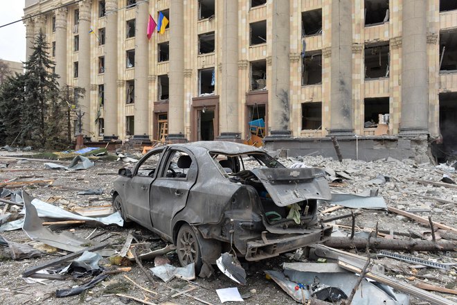 V današnjem ruskem raketnem napadu na središče mesta Harkov&nbsp; je bilo ubitih najmanj deset ljudi.&nbsp;FOTO:&nbsp;Sergey Bobok/Afp
