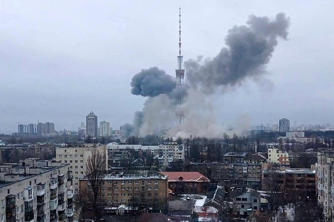 Ruske rakete tudi danes padajo na ukrajinsko glavno mesto. FOTO: AFP
