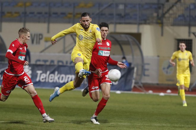 Nogometaši Aluminija so presenetili Domžalčane. FOTO: Leon Vidic/Delo
