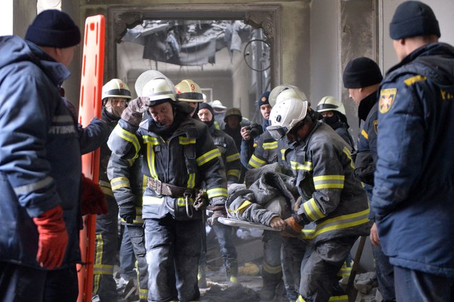 Odstranjevanje žrtev napada iz uničenega poslopja sedeža regionalne administracije v Harkovu. Foto: Sergey Bobok/Afp
