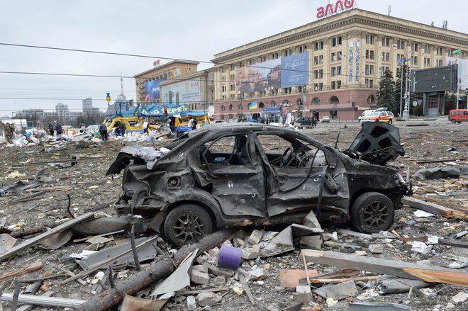 Uničenje na osrednjem Trgu svobode v Harkovu, kjer je slovenski konzulat. FOTO:&nbsp;Sergey Bobok/AFP
