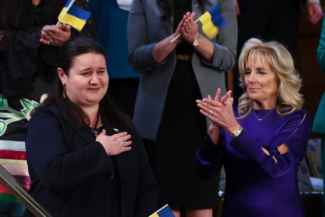 Prva dama Jill Biden je poleg drugih v svojo ložo povabila veleposlanico Ukrajine v ZDA Oksano Markarovo. FOTO: Evelyn Hockstein/AfFP
