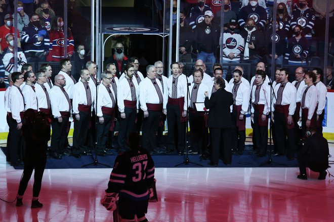 Ukrajinski zbor Hoosli je pred tekmo v dvorani Canada Life Centre v Winnipegu zapel ukrajinsko in kanadsko himno. FOTO: Terrence Lee/USA Today Sports
