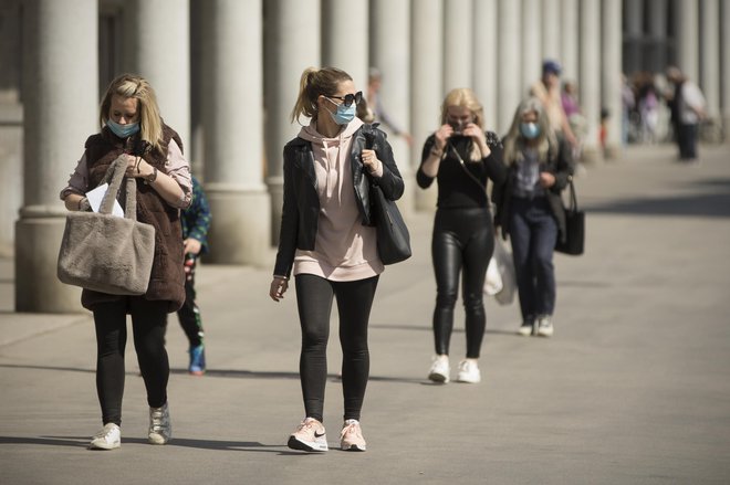 V nedeljo je bilo zabeleženih najmanj okužb v tem letu, a že v naslednjih dveh dneh je število okuženih naraslo. FOTO: Jure Eržen/Delo
