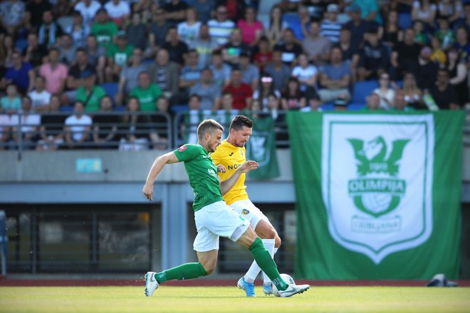 Andraž Kirm (desno) se v tokratni derbi podaja s četrtega mesta na lestvici, na katerem ima Bravo sedem točk manj od tretje Olimpije. FOTO:&nbsp;Jure Eržen/Delo
