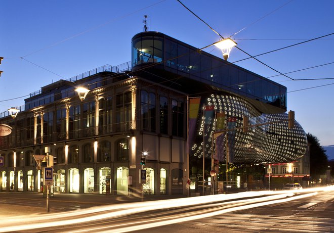 Kunsthaus Graz velja za enega od najbolj vznemirljivih avstrijskih muzejev, projektirala sta ga Sir Peter Cook in Colin Fournier. FOTO: Christian Plach
