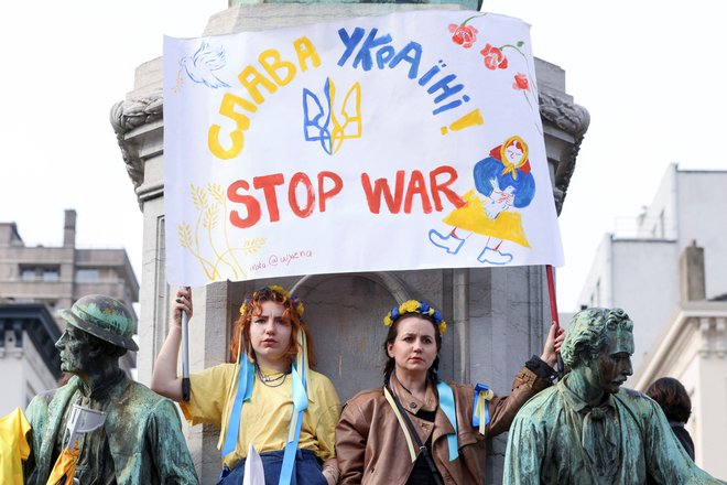 Ljudje se udeležujejo protivojnega protesta pred Evropskim parlamentom v podporo Ukrajini med invazijo Rusije v Bruslju. FOTO: Yves Herman/Reuters
