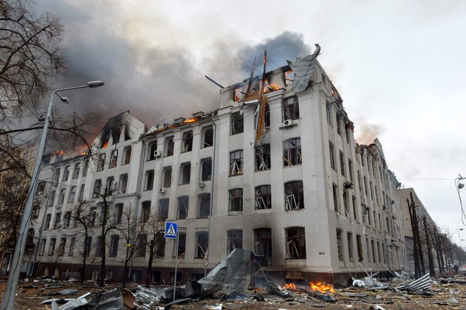 Prizorišče požara v stavbi ekonomskega oddelka Nacionalne univerze Karazin Harkov, ki je bila prizadeta med ruskim obstreljevanjem. FOTO: Sergey Bobok/AFP
