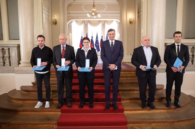 Vsi odlikovanci s predsednikom države. FOTO: Nebojša Tejič/STA

